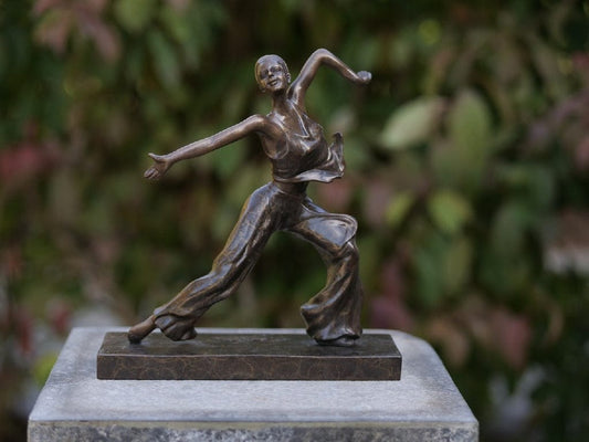 Bronzen beeld danseres