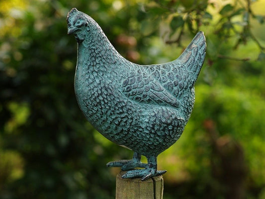Bronzen beeld kip