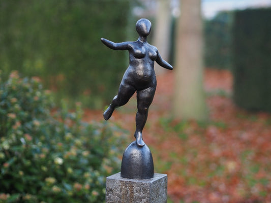 Bronzen beeld dikke dame