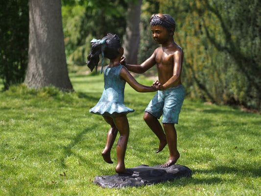 Bronzen beeld spelende kinderen