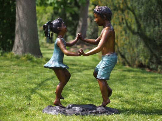Bronzen beeld spelende kinderen