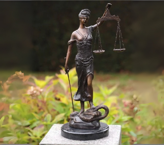 Bronzen beeld vrouwe justitia