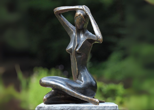Bronzen beeld zittende vrouw