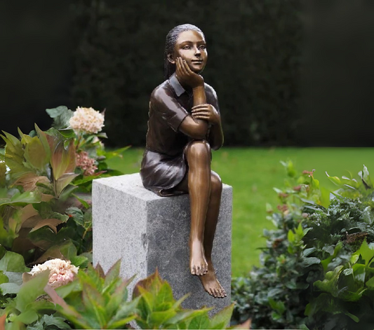 Bronzen beeld meisje
