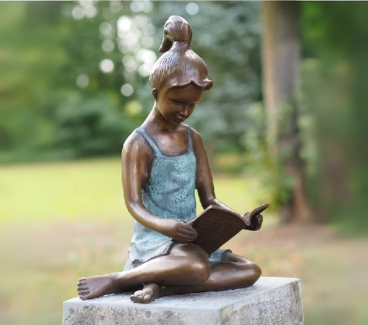 Bronzen beeld lezend meisje