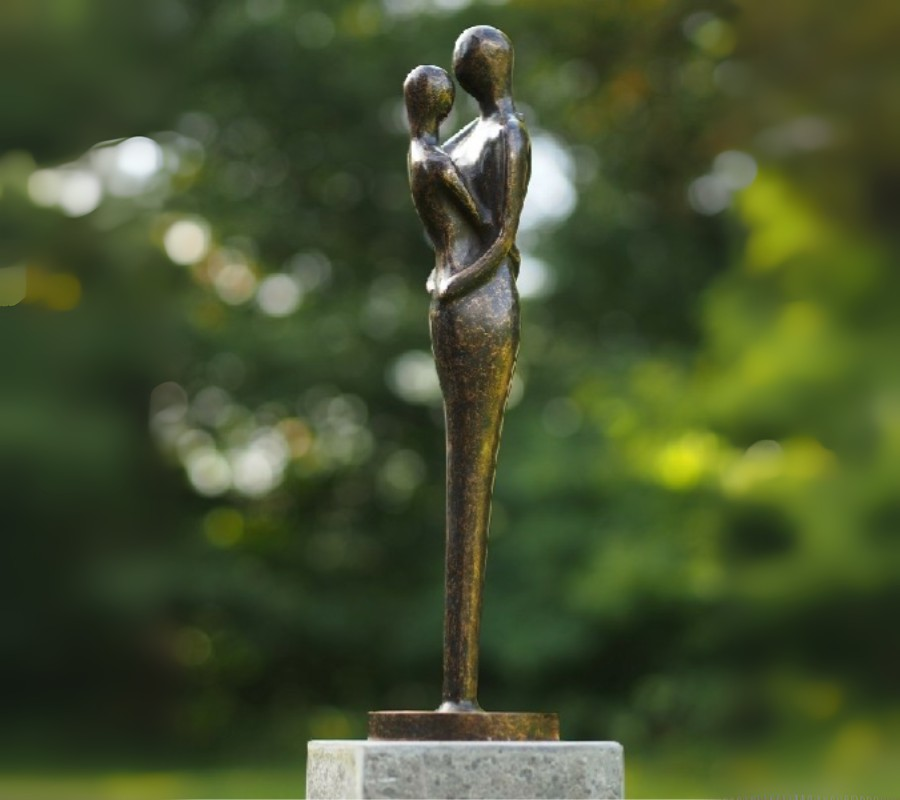 Bronzen beeld man en vrouw